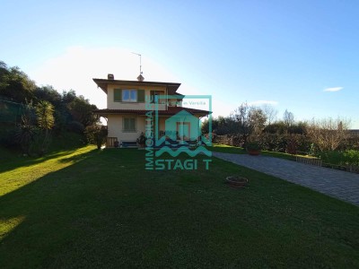Villa Singola in Vendita a Camaiore 0 
