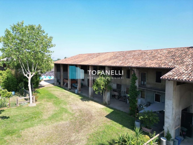 Cascinale da ristrutturare con