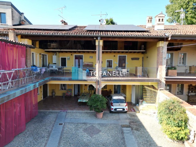 Elegante casa di corte con ter