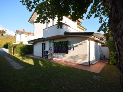 Foto immobile Villa Bifamiliare in vendita, Cinquale