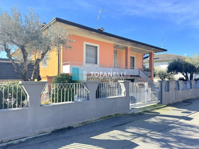 Villa indipendente con taverna