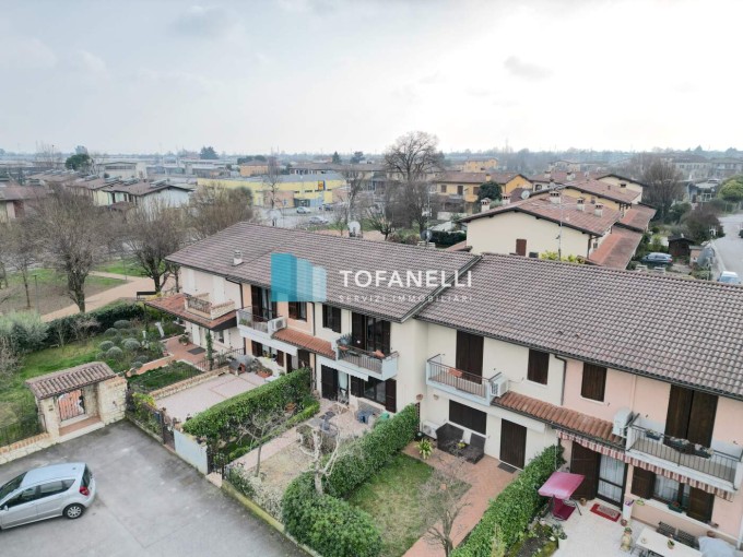 Villetta a schiera centrale in