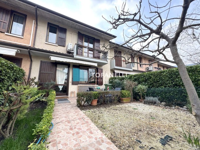 Villetta a schiera centrale in