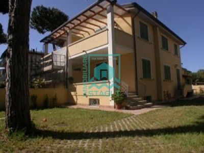 Villa Bifamiliare in Affitto a Camaiore 0 