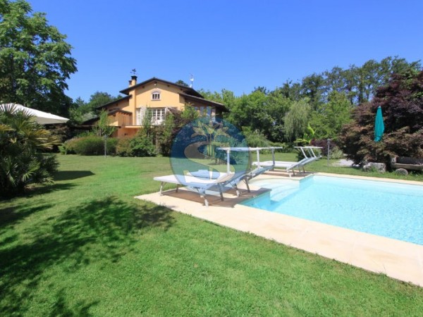 Villa in Affitto a  (Forte Dei